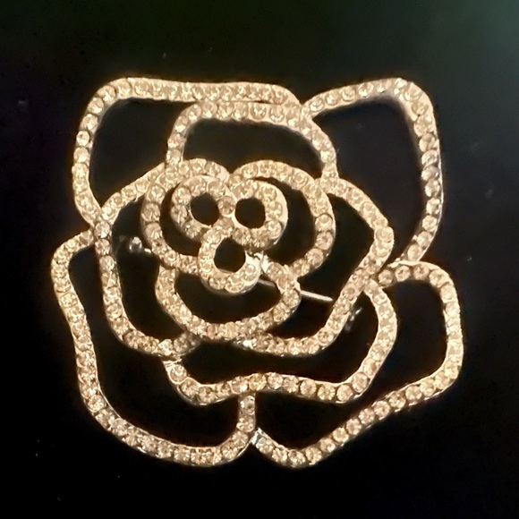 Gorgeous Silver-toned Pave Crystal Rose Brooch Pin - Picture 4 of 5